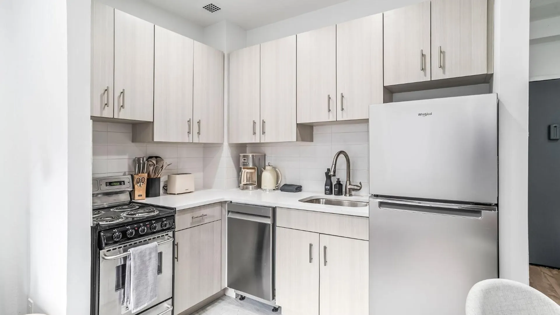 Sleek 2 Bed 1 Bath Apartment By Chrysler Building & Bustling Murray Hill New York Verenigde Staten